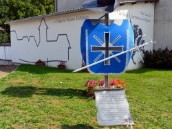 Photo paysage et monuments, Sainte-Croix - Sainte-Croix-en-Bresse. 71. Hommage à madame D'Artagnan d4