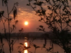 Photo paysage et monuments, La Chartre-sur-le-Loir - Levé de soleil sur le lac de la Maladrerie