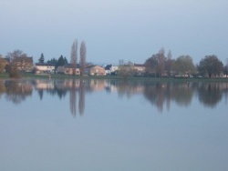 Photo paysage et monuments, La Chartre-sur-le-Loir - la Chartre dans son miroir