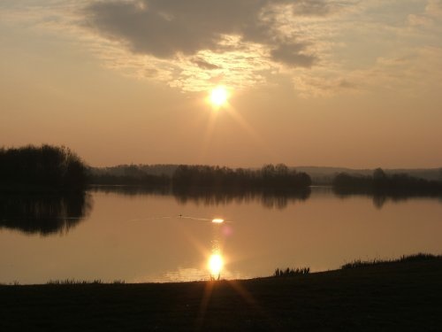 Photo La Chartre-sur-le-Loir - Levé de soleil sur le lac de la Maladrerie