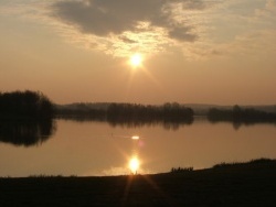 Photo paysage et monuments, La Chartre-sur-le-Loir - Levé de soleil sur le lac de la Maladrerie