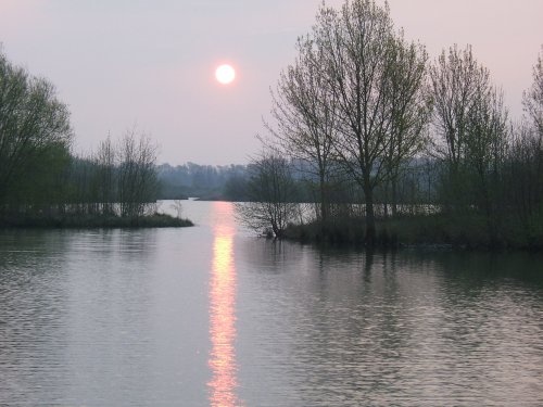 Photo La Chartre-sur-le-Loir - Levé de soleil sur le lac de la Maladrerie