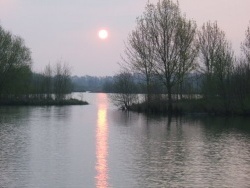 Photo paysage et monuments, La Chartre-sur-le-Loir - Levé de soleil sur le lac de la Maladrerie