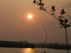 Photo paysage et monuments, La Chartre-sur-le-Loir - Levé de soleil sur le lac de la Maladrerie