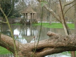 Photo paysage et monuments, La Chartre-sur-le-Loir - Kiosque dans le parc du centre social cantonnal