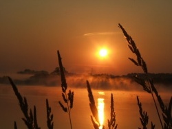 Photo paysage et monuments, La Chartre-sur-le-Loir - Levé de soleil sur le lac de la Maladrerie