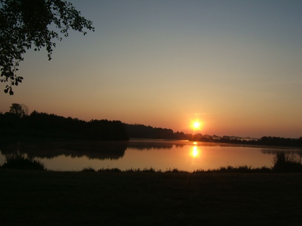 Photo La Chartre-sur-le-Loir - Levé de soleil sur le lac de la Maladrerie