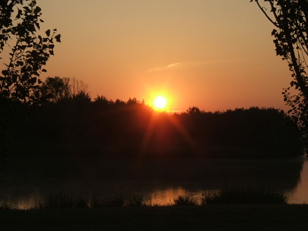 Photo La Chartre-sur-le-Loir - Levé de soleil sur le lac de la Maladrerie