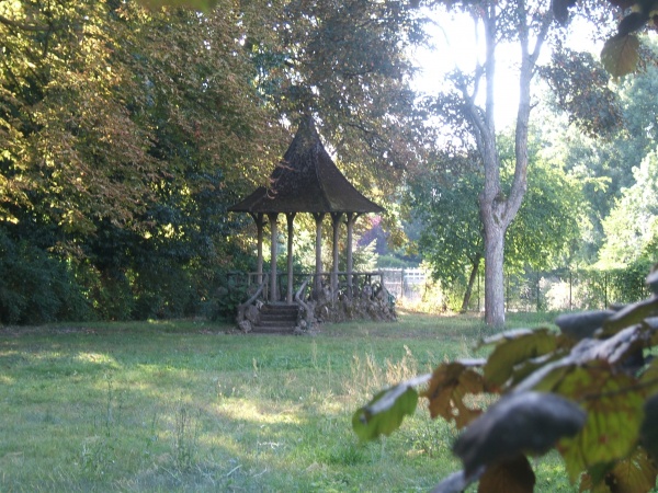 Photo La Chartre-sur-le-Loir - Kiosque dans le parc du centre social cantonnal