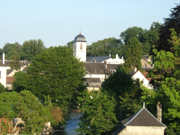 Photo La Chartre-sur-le-Loir - Eglise à travers les arbres
