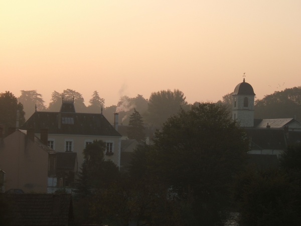 Photo La Chartre-sur-le-Loir - Lever de soleil sur la Chartre sur le Loir