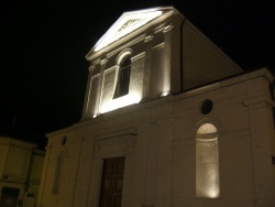 Photo paysage et monuments, La Chartre-sur-le-Loir - Façade de l'église la nuit