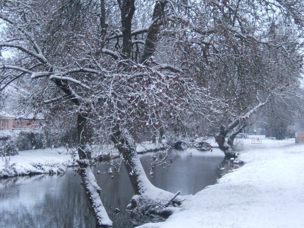 Photo La Chartre-sur-le-Loir - Un des petits bras du Loir sous la neige