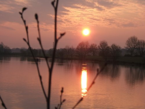 Photo La Chartre-sur-le-Loir - Levé de soleil sur le lac de la Maladrerie