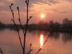 Photo paysage et monuments, La Chartre-sur-le-Loir - Levé de soleil sur le lac de la Maladrerie