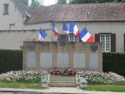 Photo paysage et monuments, La Chartre-sur-le-Loir - Monument aux morts