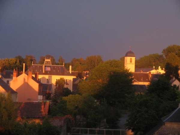 Photo La Chartre-sur-le-Loir - Soleil orageux sur la Chartre sur le Loir