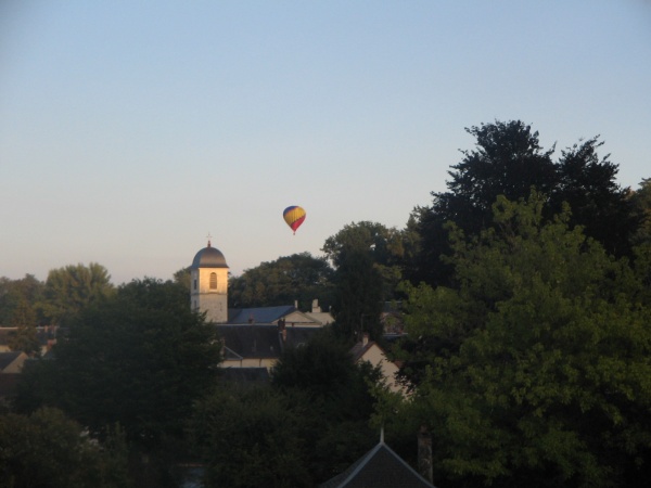 Photo La Chartre-sur-le-Loir - Mongolfière au dessus de la Chartre sur le Loir