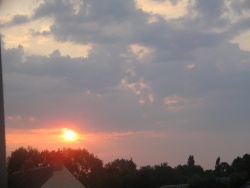 Photo paysage et monuments, La Chartre-sur-le-Loir - levé de soleil  sur la rue Gervais Chevallier