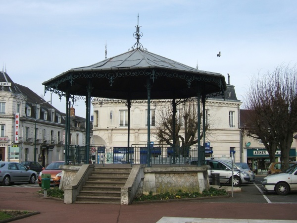 Photo Château-du-Loir - Kiosque à musique de la mairie
