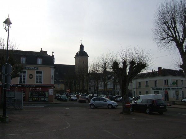 Photo Château-du-Loir - Grande place du marché