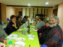 Photo vie locale, Grandchamp - Lors d’un repas convivial, les membres de Saint Léon'Art  ont ensuite partagé idées et projets.
