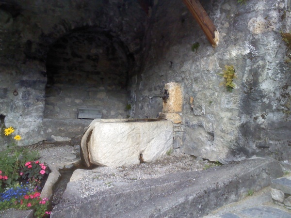 Photo Peisey-Nancroix - fontaine à côté de l'église