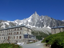 Photo paysage et monuments, Chamonix-Mont-Blanc - Le grand hôtel du Montenvers el l'Aiguille des Drus