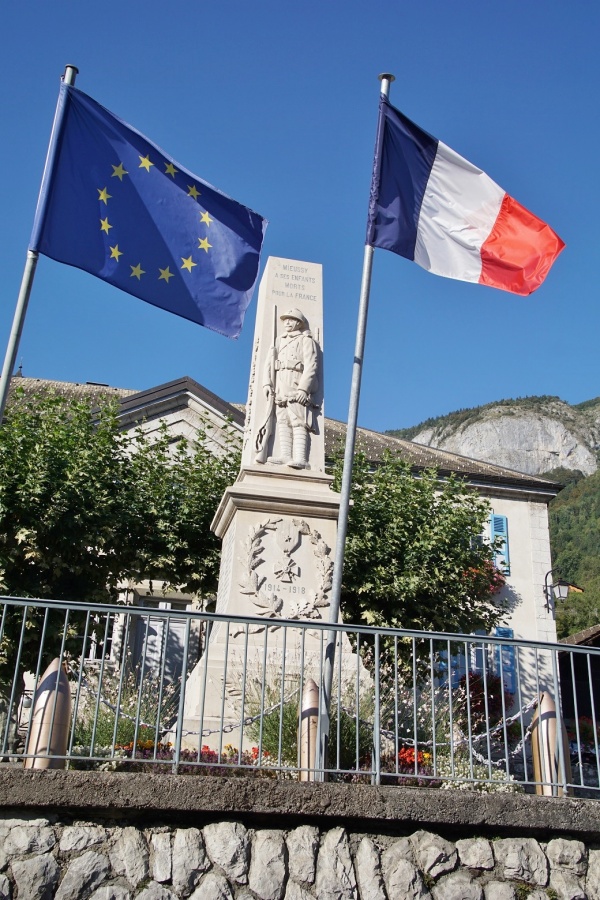 Photo Mieussy - le monument aux morts