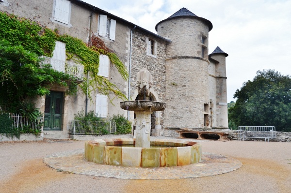 Photo Lacaze - Château de Lacaze 17 Em Siècle et la Fontaine