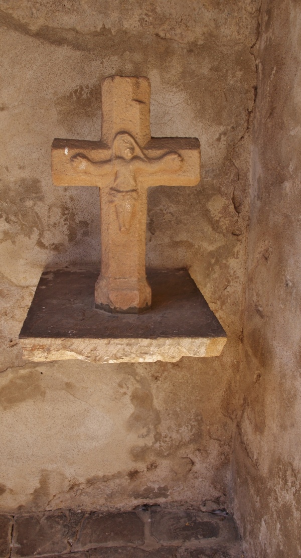 Photo Monestiés - église Saint-Pierre 16 Em Siècle(Croix d'époque Médiévale sous le porche de L'église)