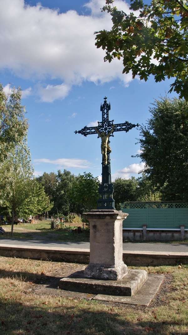 Photo Saint-Genest-de-Contest - la croix