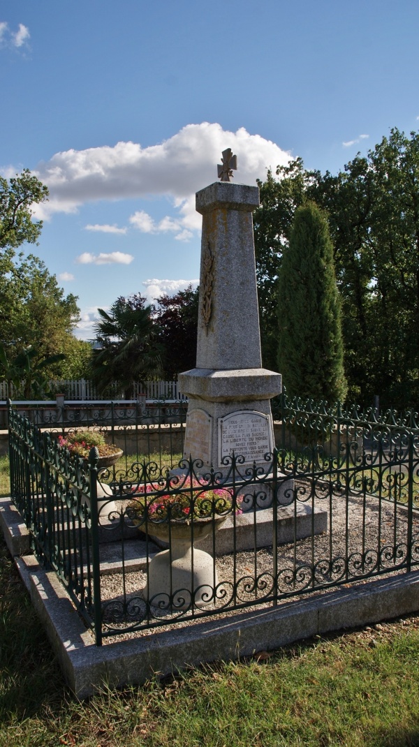 Photo Saint-Genest-de-Contest - le monument aux morts