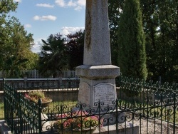 Photo paysage et monuments, Saint-Genest-de-Contest - le monument aux morts