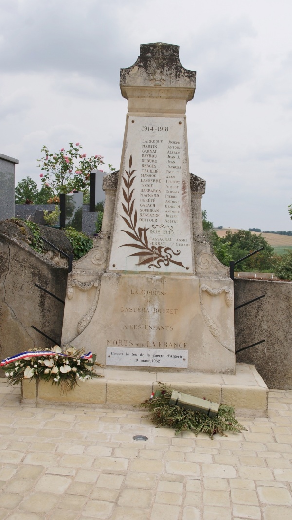 Photo Castéra-Bouzet - le monument aux morts