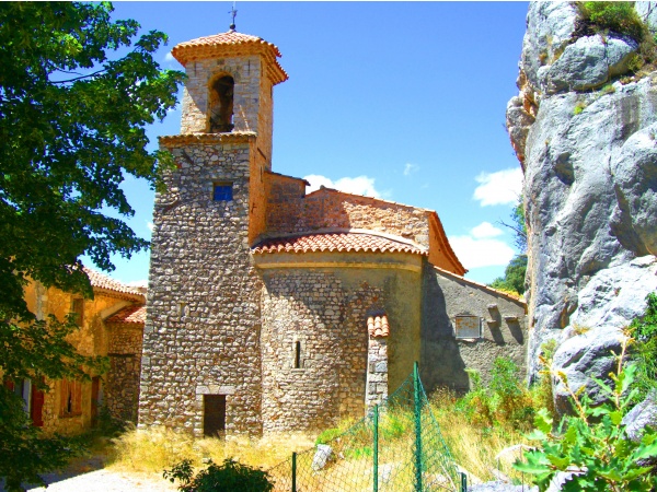 Photo Bauduen - accrochée au rochers, l'église de Bauduen