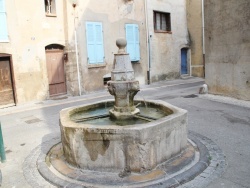 Photo paysage et monuments, Besse-sur-Issole - la Fontaine