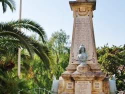 Photo paysage et monuments, Bormes-les-Mimosas - le monument aux morts