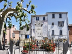 Photo paysage et monuments, Callas - le monument aux morts