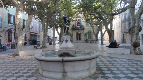 Photo de la place de la mairie de Collobrieres