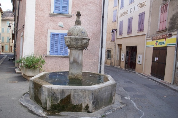 Photo Correns - la fontaine