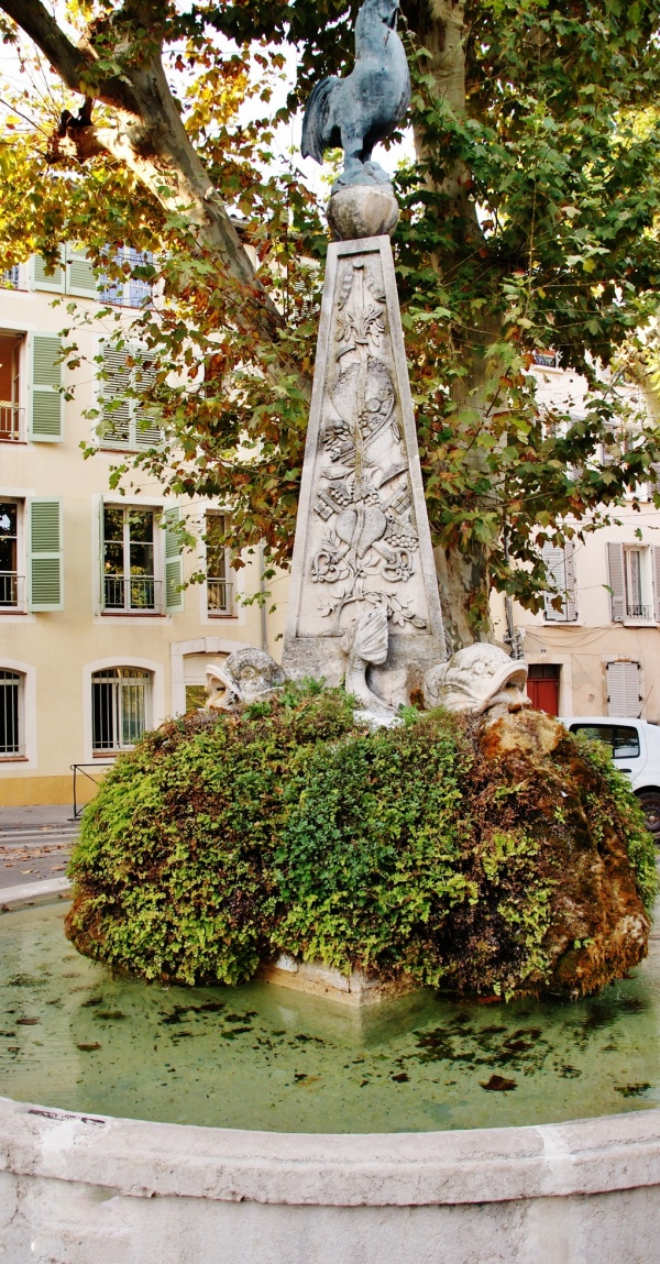 Photo Cuers - le monument aux morts