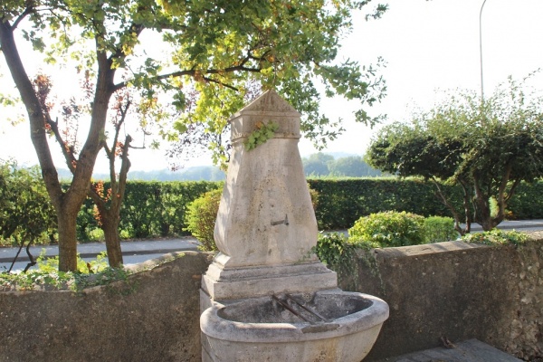 Photo Forcalqueiret - la fontaine