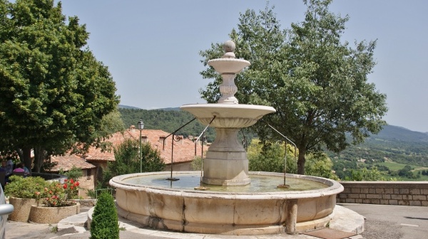 Photo Moissac-Bellevue - la fontaine