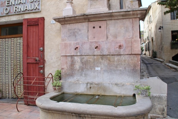 Photo Montfort-sur-Argens - la fontaine