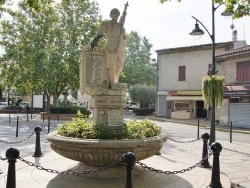 Photo paysage et monuments, Nans-les-Pins - la fontaine
