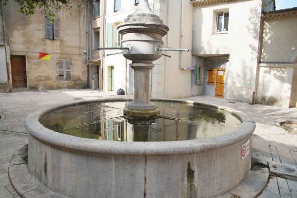 Photo Nans-les-Pins - la fontaine