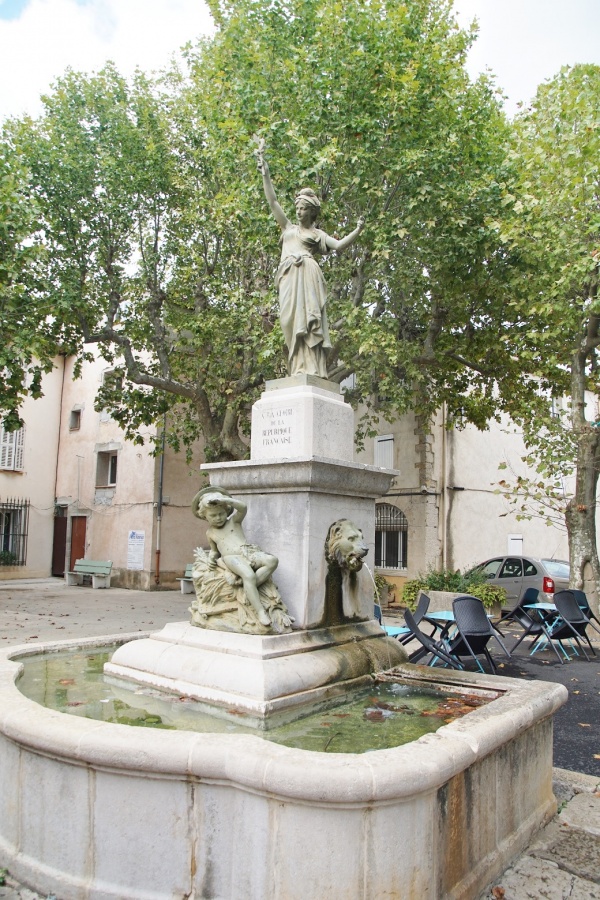 Photo Néoules - la fontaine