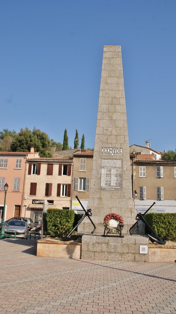 Photo Pierrefeu-du-Var - le monument aux morts