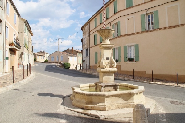 Photo Pourrières - la fontaine